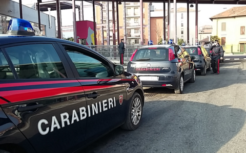 Ivrea, fermati tre giovani per rapina violenta al Movicentro