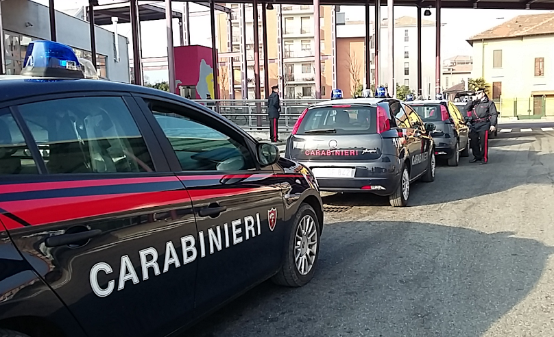 Ivrea, fermati tre giovani per rapina violenta al Movicentro