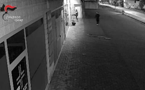 Arrestati due giovani per spaccata a Bollengo
