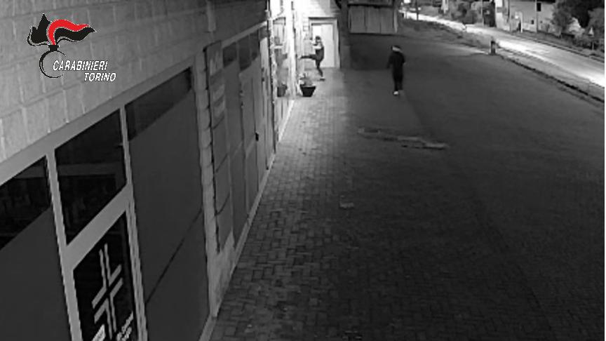 Arrestati due giovani per spaccata a Bollengo