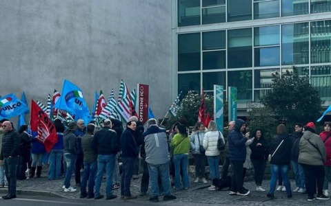 Protesta di Telecontact davanti a Palazzo Uffici in via Jervis