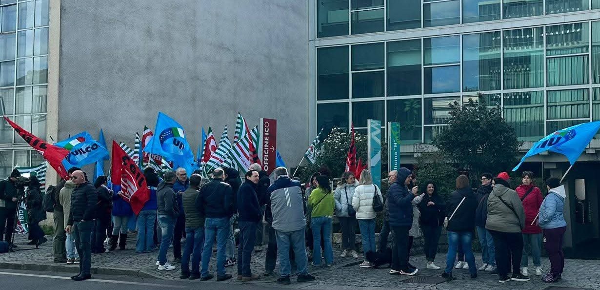 Protesta di Telecontact davanti a Palazzo Uffici in via Jervis