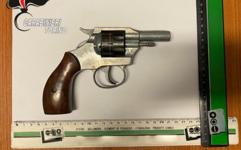Un 75enne arrestato dopo aver minacciato la vicina con un revolver per un parcheggio