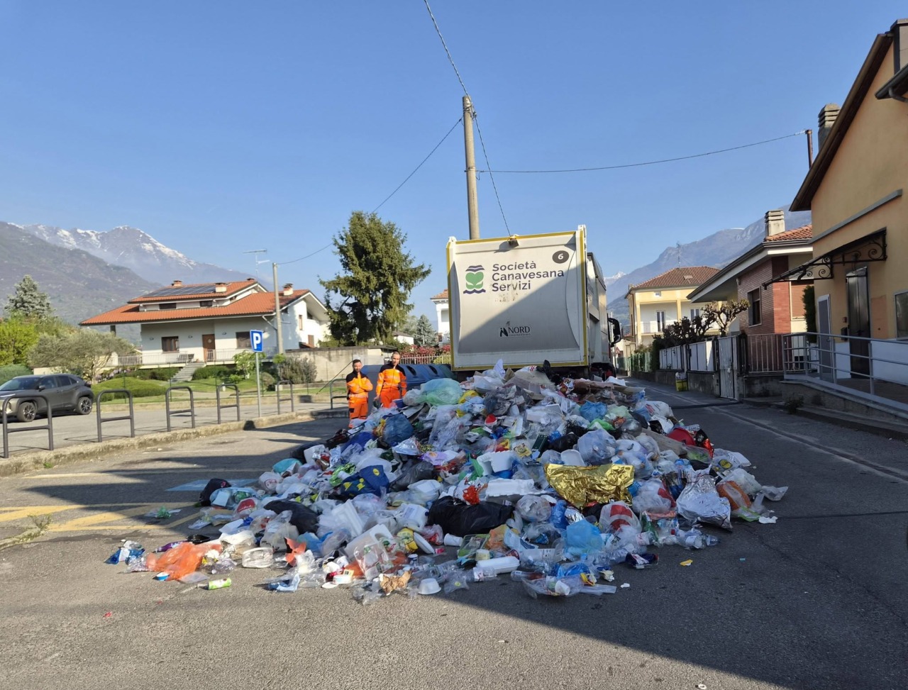 Un camion della spazzatura perde il carico a Borgofranco d’Ivrea