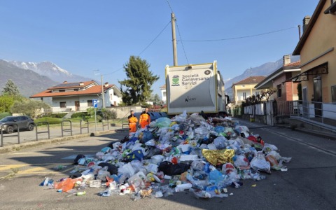 Un camion della spazzatura perde il carico a Borgofranco d’Ivrea