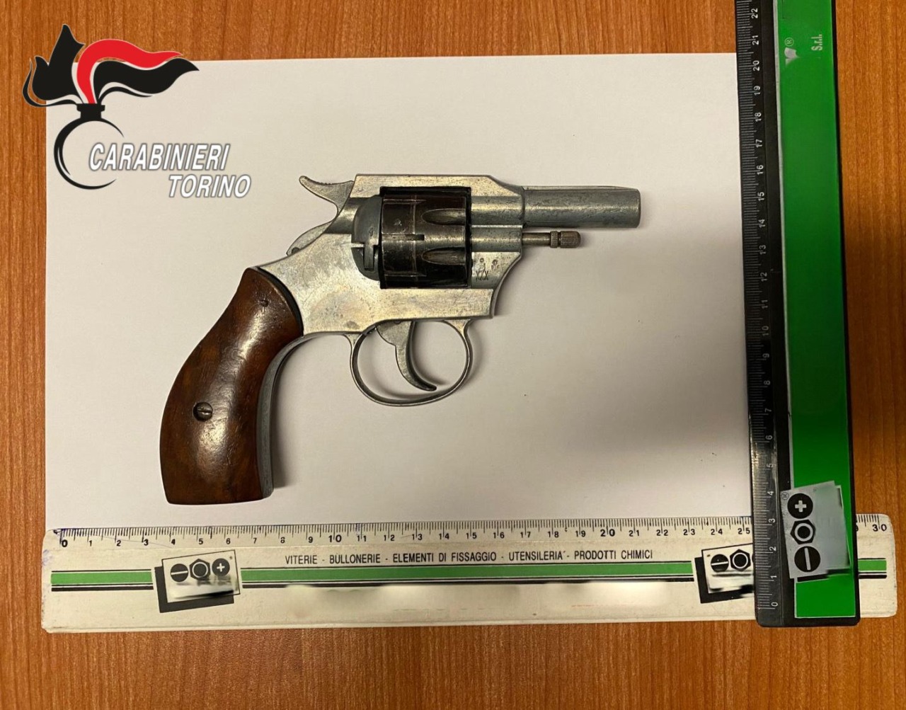 Un litigio per un parcheggio degenera in minacce con una pistola