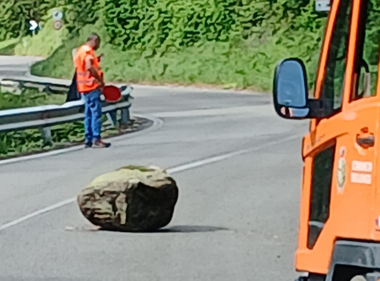 Un masso crolla sulla strada statale 338 per Mongrando