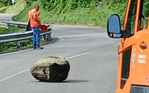 Un masso crolla sulla strada statale 338 per Mongrando