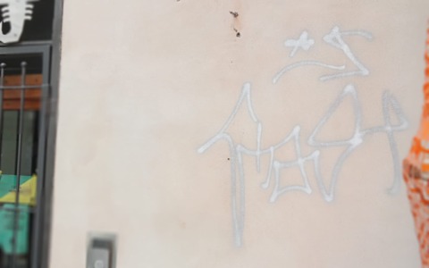Writers nel centro storico di Ivrea: via Peana imbrattata