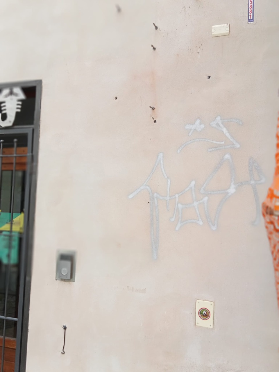 Writers nel centro storico di Ivrea: via Peana imbrattata