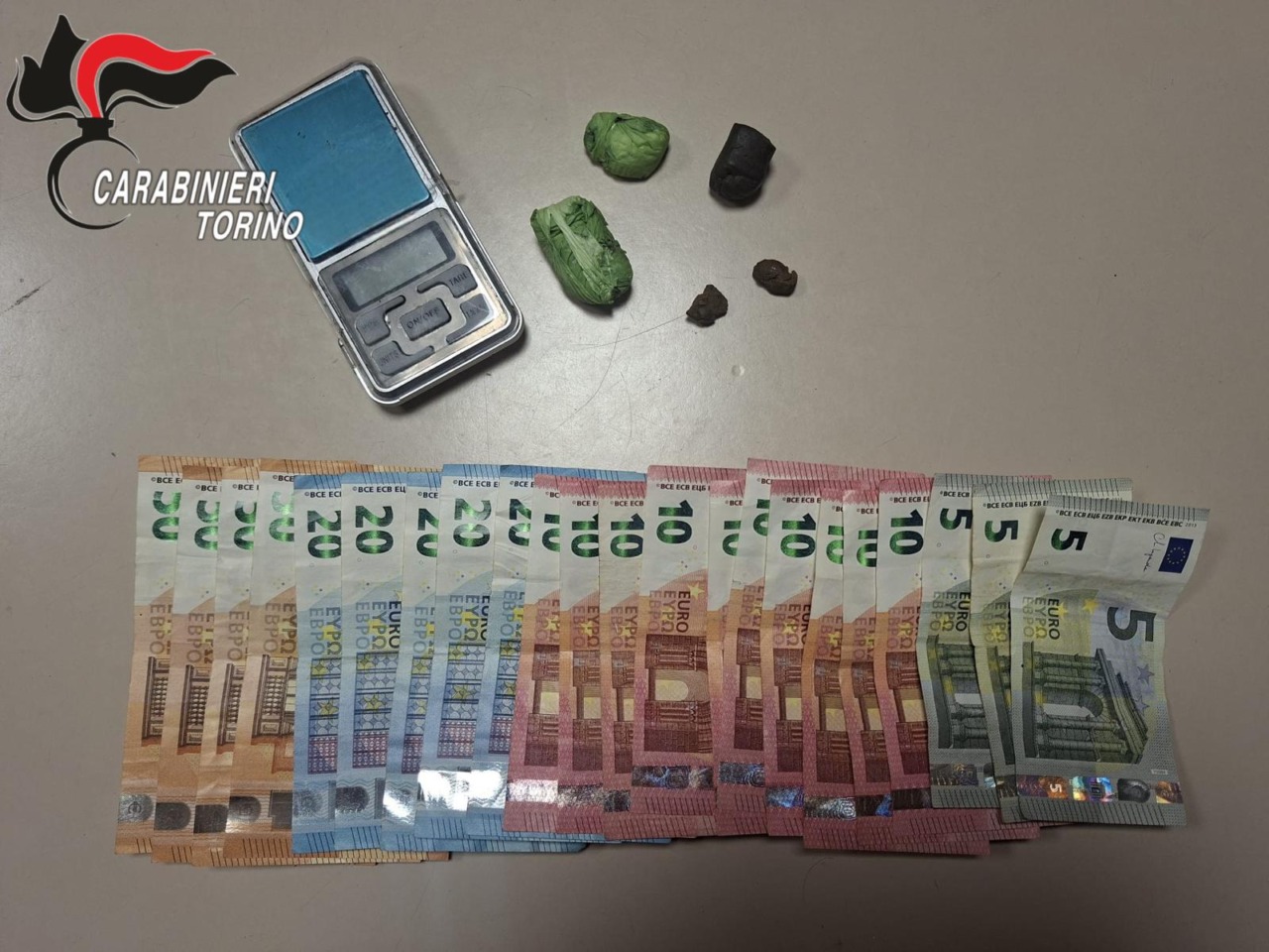 Carabinieri fermano un pusher: droga e contante sequestrati