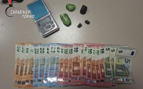 Carabinieri fermano un pusher: droga e contante sequestrati