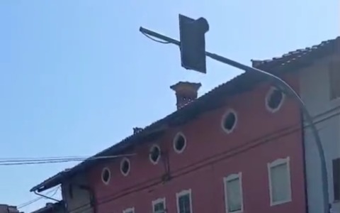 Cascine di Romano: semaforo guasto da mesi