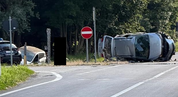 Incidente tra auto all’incrocio di Loranzè e Colleretto Giacosa