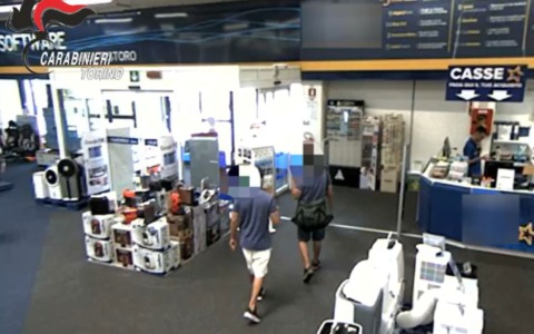 Furto al centro commerciale: ladri inseguiti e arrestati dai Carabinieri