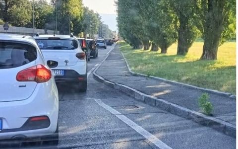 Ritardi e ingorghi a causa dei lavori Smat nel cuore di Ivrea