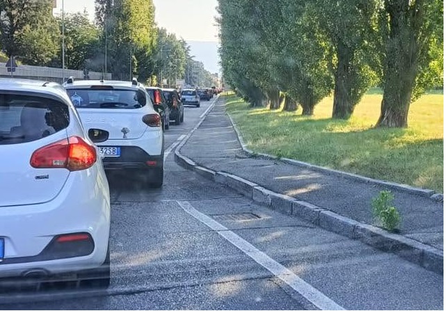 Ritardi e ingorghi a causa dei lavori Smat nel cuore di Ivrea