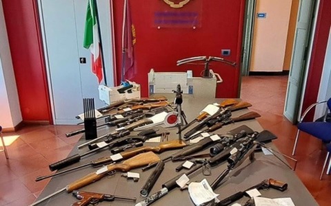 Arrestato un uomo con un arsenale in casa