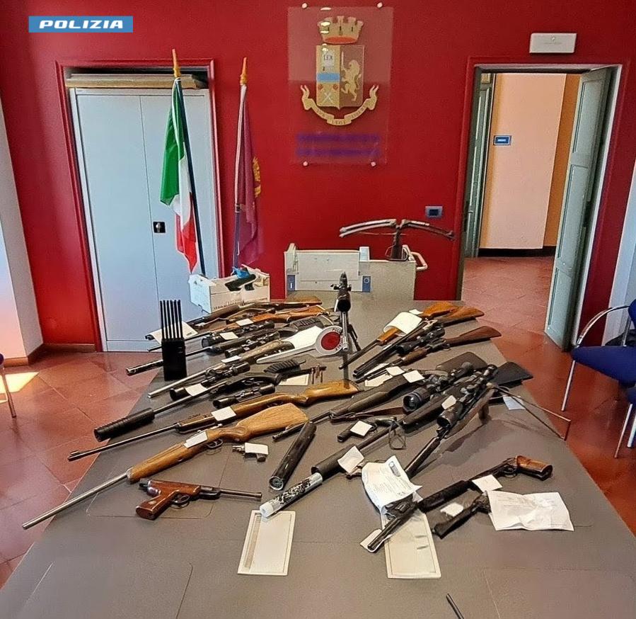 Arrestato un uomo con un arsenale in casa