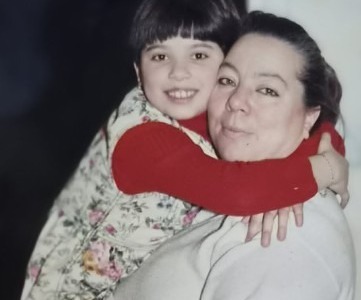 Elena lancia un appello per ritrovare la famiglia affidataria che l’ha accolta