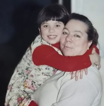 Elena lancia un appello per ritrovare la famiglia affidataria che l’ha accolta