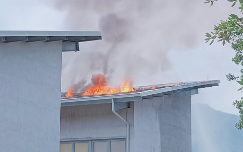 Fiamme sui pannelli fotovoltaici a Banchette
