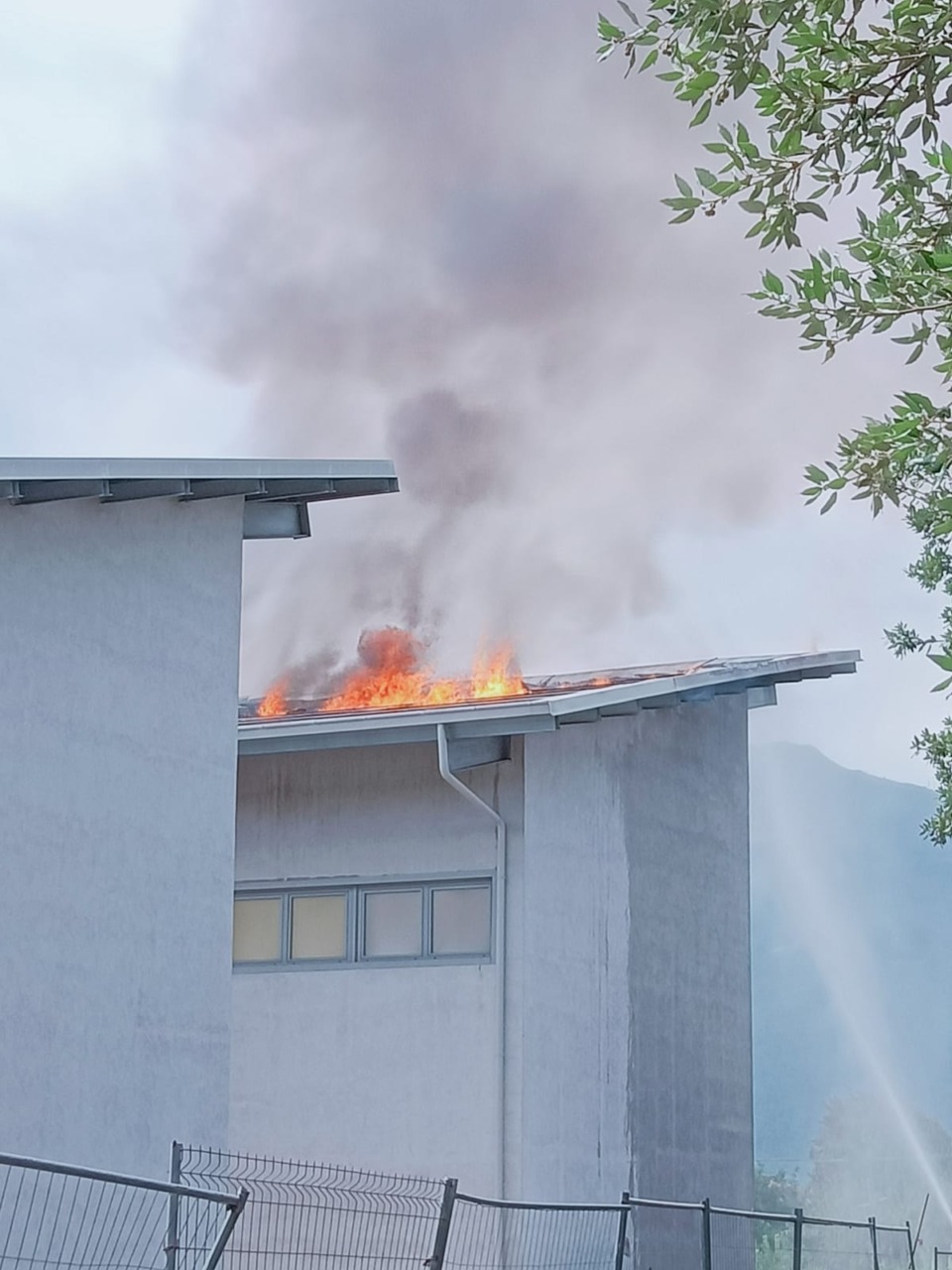 Fiamme sui pannelli fotovoltaici a Banchette