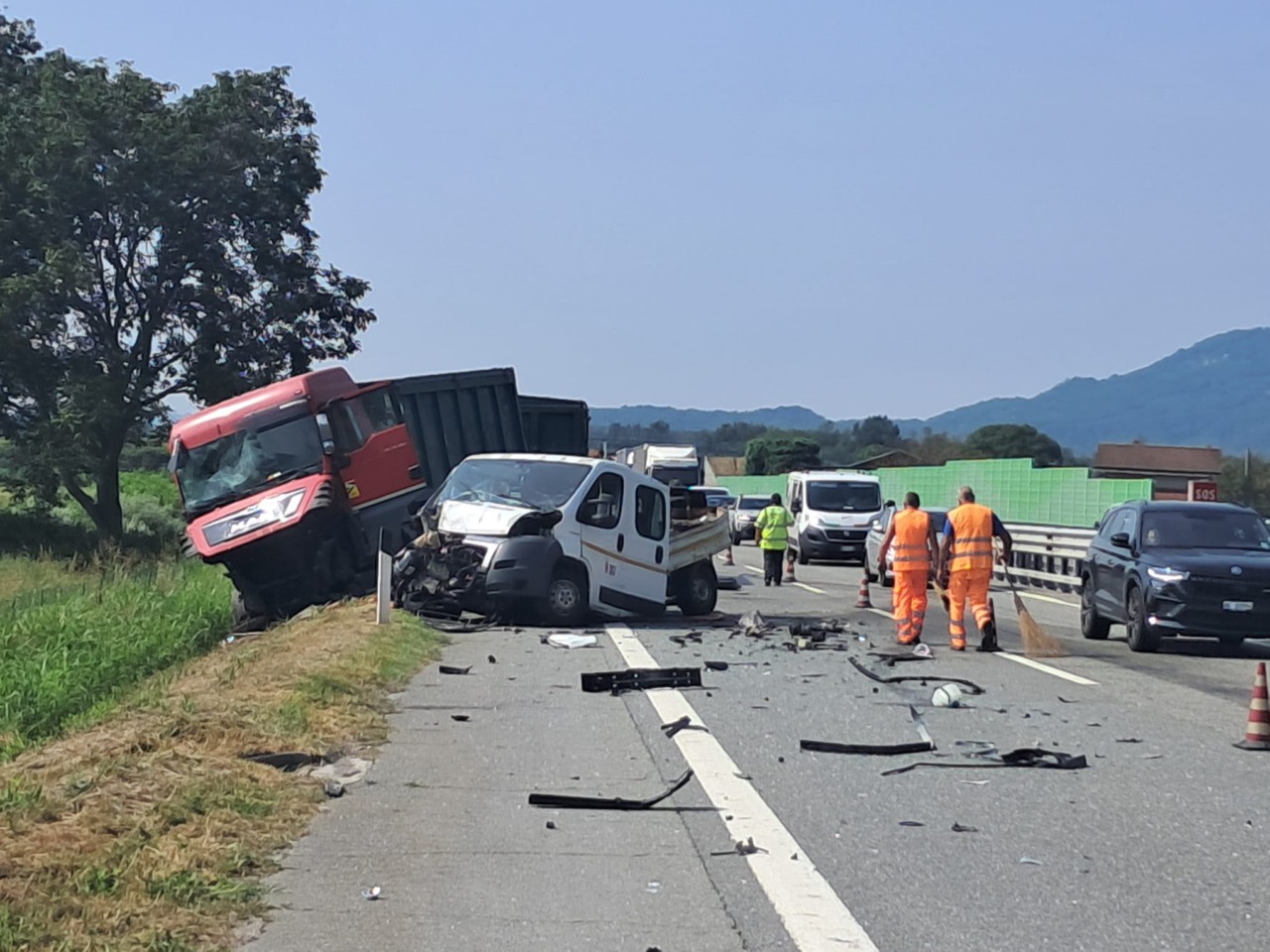 Incidente sull’A5 tra Ivrea e Quincinetto: autotreno coinvolto con mezzi di cantiere