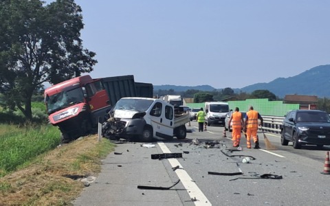 Incidente sull’A5 tra Ivrea e Quincinetto: autotreno coinvolto con mezzi di cantiere