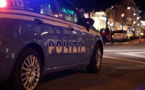 Un 22enne tunisino rapina un negozio e aggredisce i poliziotti a Ivrea