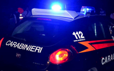 Un uomo cerca di uccidere la compagna dandole fuoco: arrestato dai Carabinieri