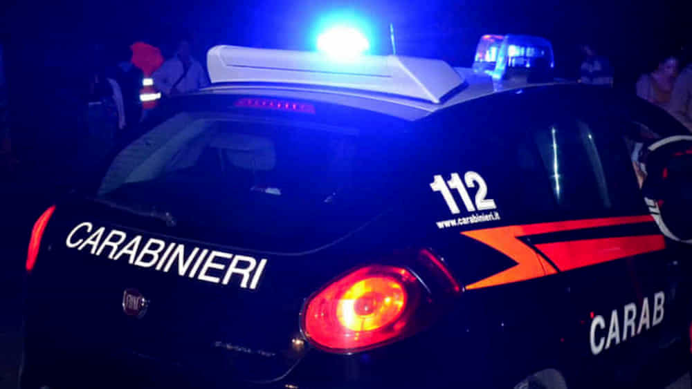 Un uomo cerca di uccidere la compagna dandole fuoco: arrestato dai Carabinieri